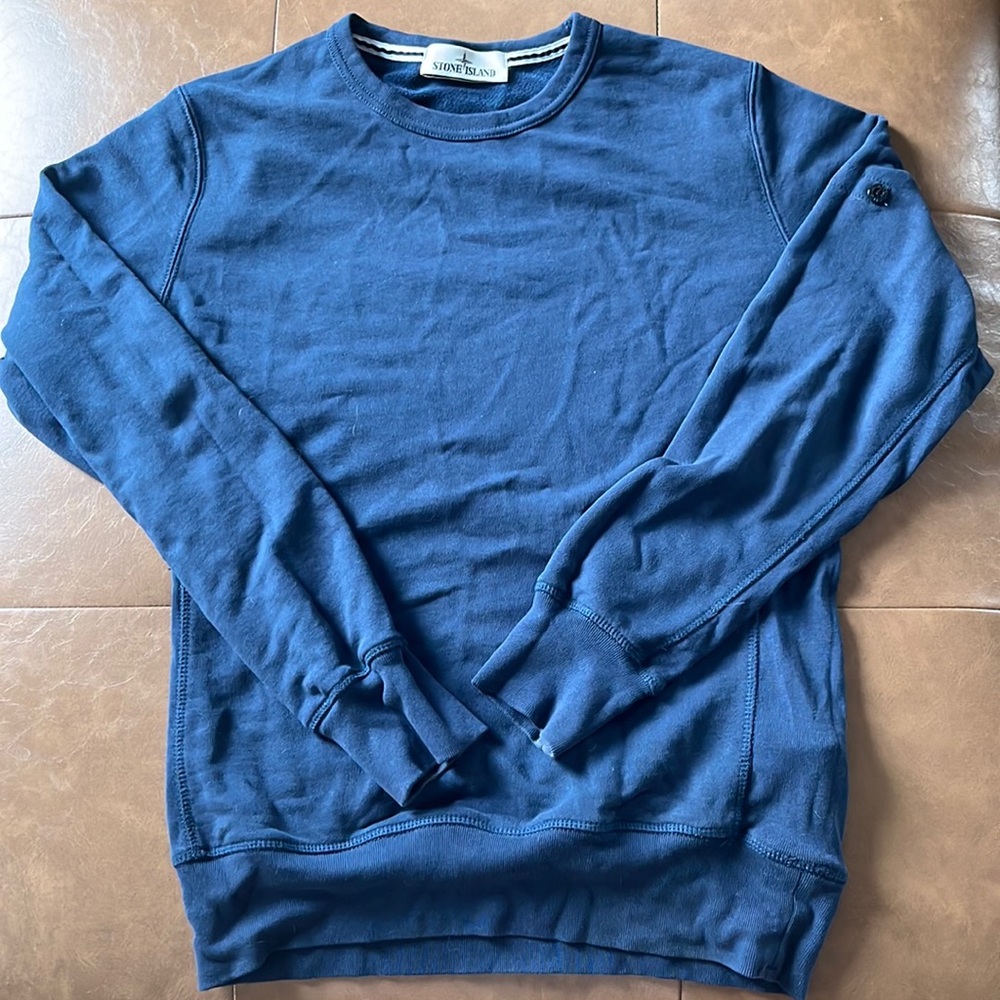 Stone Island size medium Navy sweatshirt missing patch. Good condition.